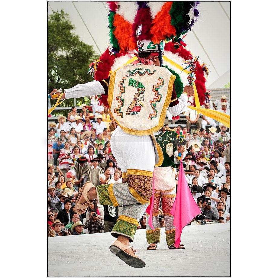 Guelaguetza festival. 
SHOWTIME

#iloveoaxaca #oaxaca #mexico #oaxacamexico #culture #culturalfestival #spirit #soul #beauty #colour #showtime #celebration #farmer #farmersmarket #dance #group #music #festival #guelaguetza #guelaguetza2016 #discover #spiro #spiro_photographer #spirophotographer