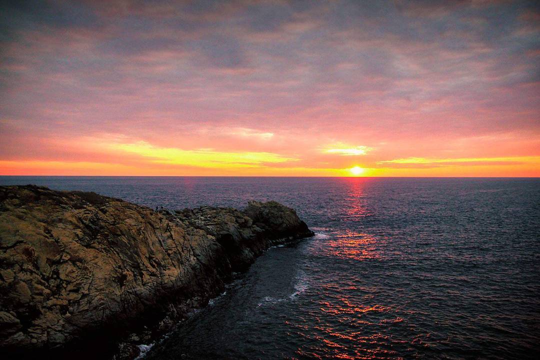 Sunset from Punta Cometa, Mazunte, Oaxaca, Mexico. 
To see the scale of this place, see the people on the rock formation on left.
© @spiro_photographer
#sunset #love #magic #life #spiro #sparlet #spirophotographer #spiro_photographer #spirophotography
