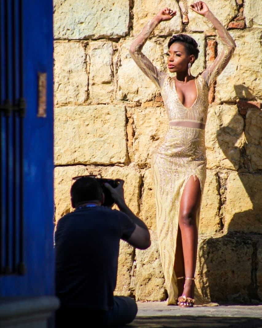 BTS
~~ DIRECTION TO PERFECTION ~~
It is in my head, I can see it, I just need to explain it to everyone else. I am always directing. 
Working with Miss Zimbawe. 
@missglobalofficial
Photo assistant: @dabeatlo
Styling: @iam_seydinaallen
BTS fotos: @isaac_iturbe.r & @dabeatlo

@spiro_photographer
Spiro Polichronopoulos

#photographerlife #bestjobintheworld #bts #missglobalofficial #oaxacafotografo #oaxaca #lovemyjob #thatstheshot #direction #directing #director