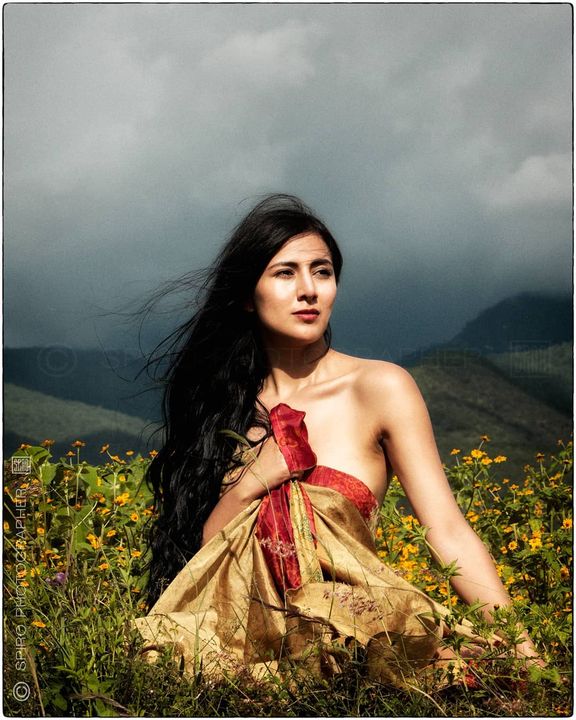 FLOWER CHILD Playing in the fields, SPIRO / PhotographerShadia SuarezModel: @shadylunera - Instagram Photo: @spiro_pho...