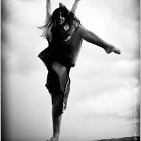 Spiro Photographer Retrato Portrait black-and-white image of 1 person and dancing