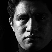 Spiro Photographer Retrato Portrait black-and-white image of 1 person, hair and outerwear
