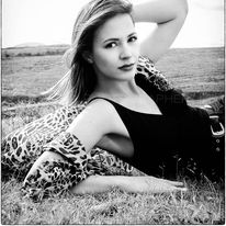Spiro Photographer Retrato Portrait black-and-white image of 1 person, hair, outerwear, sky and grass