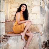 SpiroPhotographer Portrait Retrato image of 1 person, sitting, footwear, brick wall and outdoors